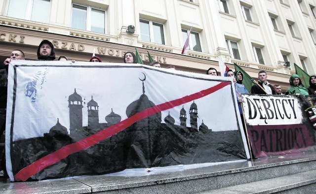 W wielu miastach Podkarpacia członkowie organizacji prawicowych protestują przeciw przyjmowaniu imigrantów do naszego kraju. Na zdjęciu pikieta przed urzędem wojewódzkim w Rzeszowie.