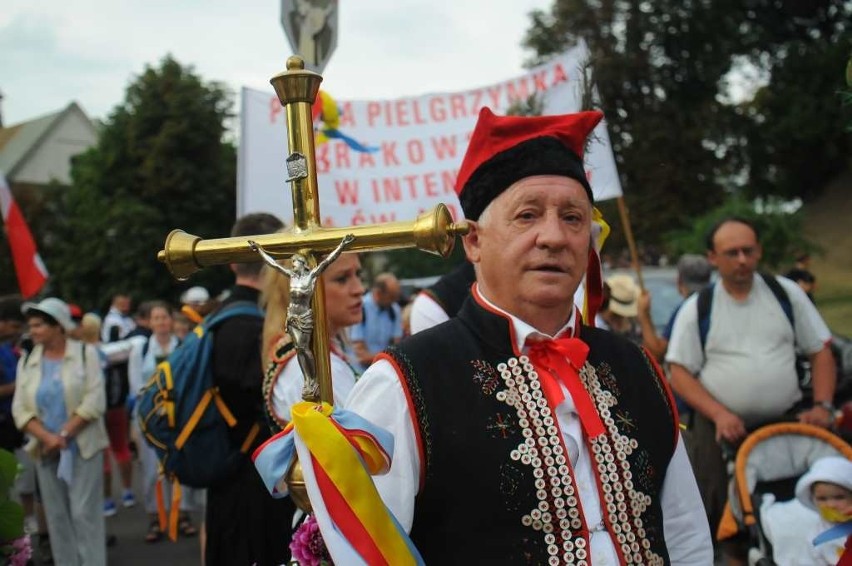 Pielgrzymi wyruszyli w drogę na Jasną Górę [ZDJĘCIA]