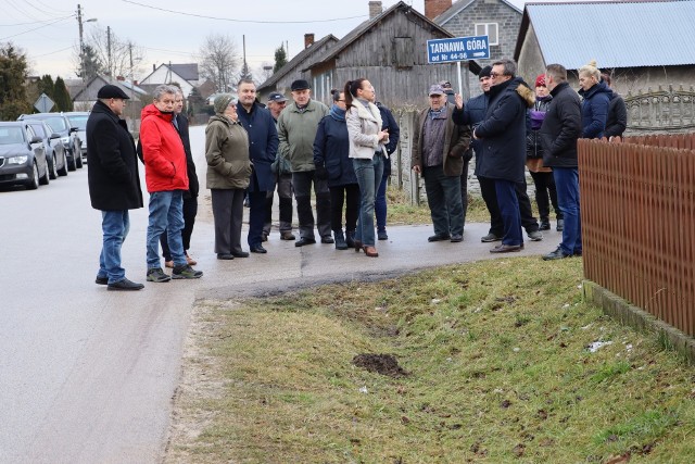 Spotkanie mieszkańc&oacute;w Tarnawej G&oacute;ry z samorządowcami w sprawie budowy chodnika przy drodze powiatowej w tej miejscowości.