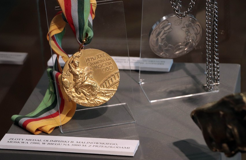 Na ekspozycji zgromadzono wiele trofeów w postaci medali,...