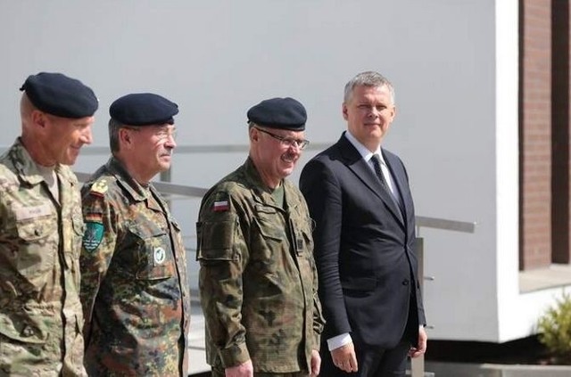 Tomasz Siemoniak podczas wizyty w korpusie NATO w Szczecinie.