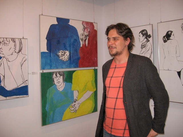 Wśród autorów rysunków jest radomianin, Mateusz Kamieński, który stoi na tle swoich prac.