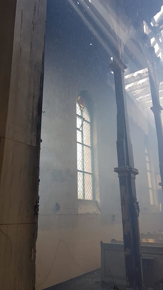Wnętrze spalonego kościoła w Lutolu Suchym