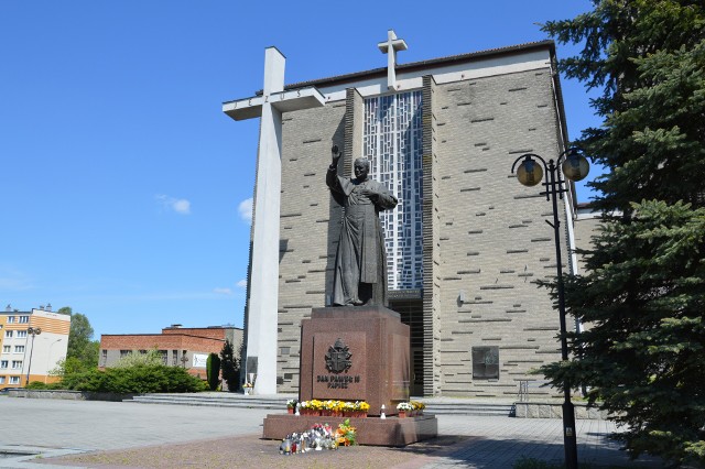 Przez bazyliką stoi pomnik świętego Jana Pawła II, który jako kardynał Karol Wojtyła poświęcił wybudowaną świątynię