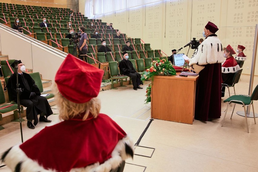 – Mówiąc o nowym roku akademickim, nie możemy pominąć...