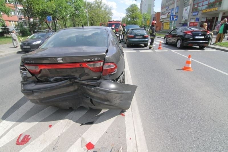 Wrocław: Wypadek na Popowickiej, zderzyły się trzy auta (ZDJĘCIA)