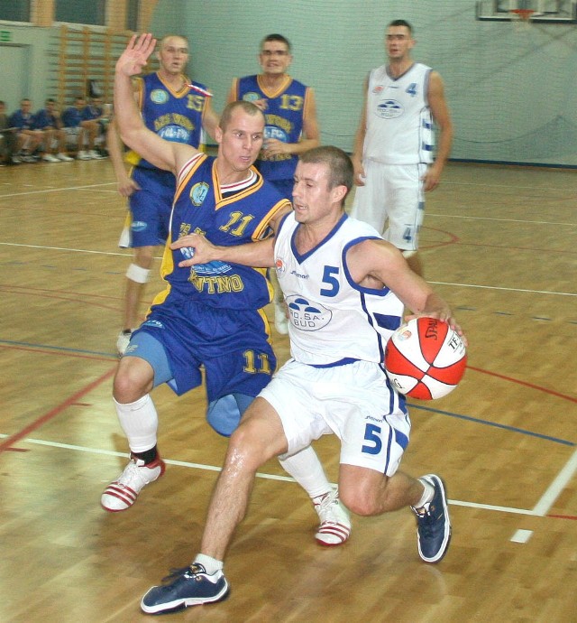 Koszykarze Rosasportu Radom, z piłką Piotr Kardaś grają dziś z Gniewkowem.