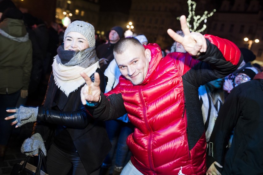 Kraków Rynek Główny. Sylwester 2016. Tak bawiła się publiczność [ZDJĘCIA, WIDEO]