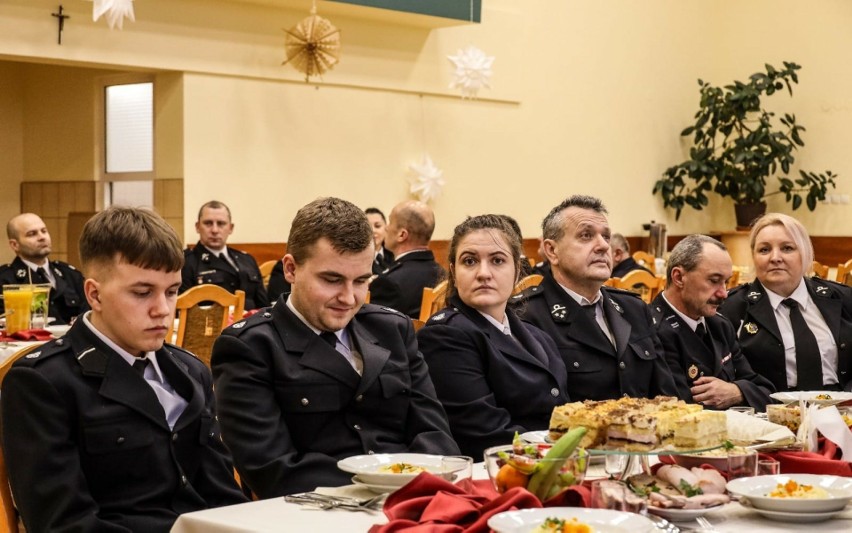 Noworoczne spotkanie członków Ochotniczych Straży Pożarnych z terenu gminy Chmielnik. Był poczęstunek, podsumowania i plany na nowy rok