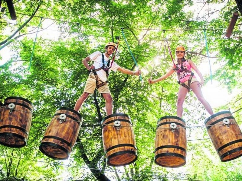 W parku linowym nawet po najtrudniejszych trasach będą mogły...