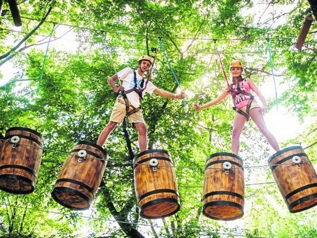 W parku linowym nawet po najtrudniejszych trasach będą mogły bezpiecznie poruszać się dzieci - zapewni to znacznie lepszy system asekuracji.