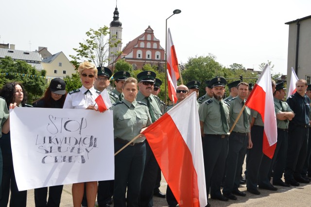 Opolscy celnicy nie godzą się na rozformowanie ich służby.