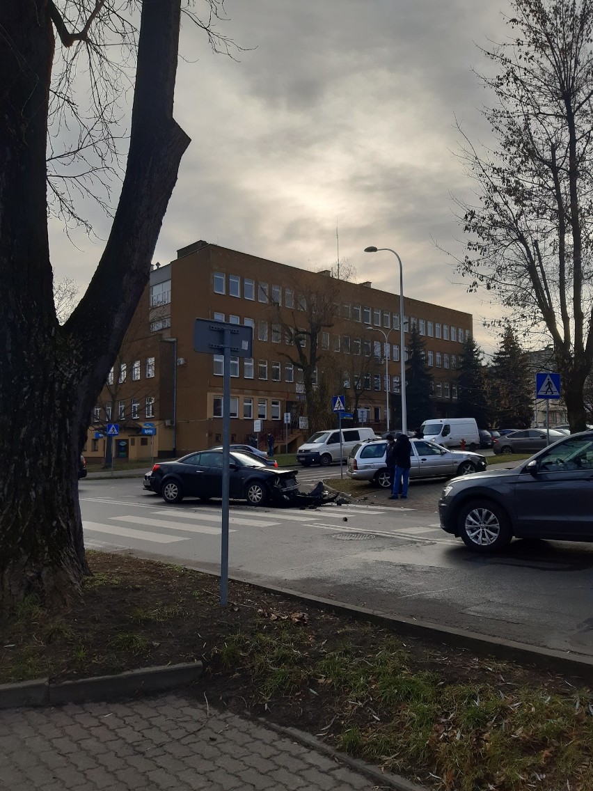 Kolizja w Tarnobrzegu. Obok komendy policji zderzyły się dwa samochody (ZDJĘCIA)