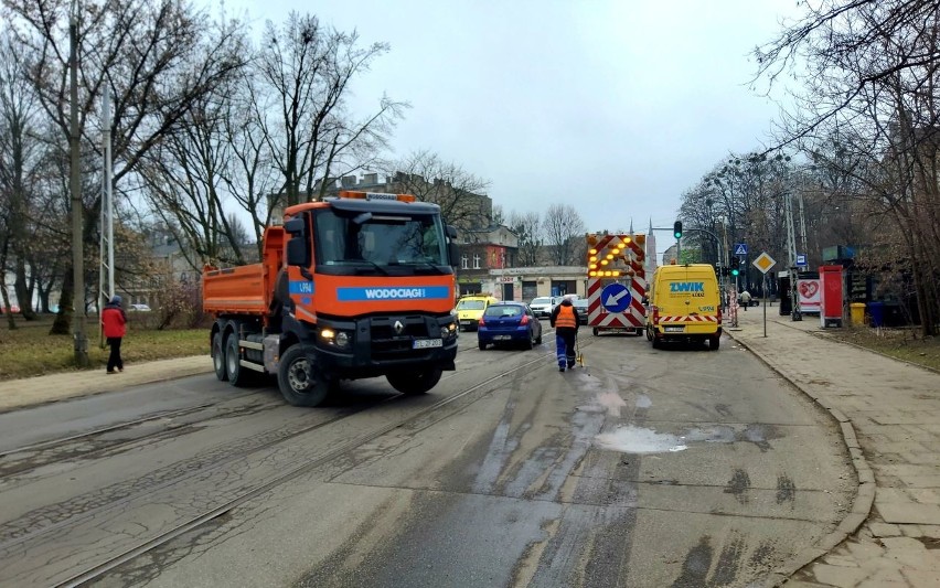 Awaria wodociągowa na ul. Wojska Polskiego usunięta, barierki znikną w poniedziałek