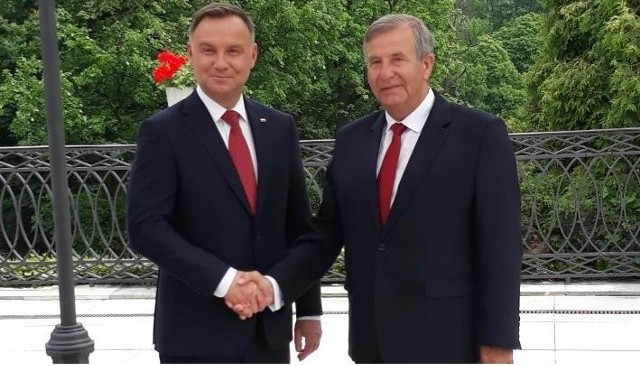 Po lewej prezydent Andrzej Duda, po prawej starosta powiatu staszowskiego Józef Żółciak.