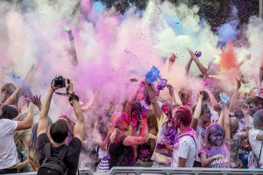 Holi Festiwal Kolorów odbywał się w sobotę, 17 sierpnia,...