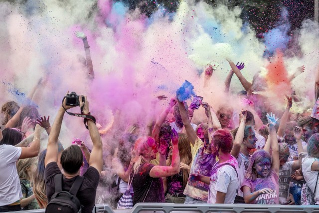 Holi Festiwal Kolorów odbywał się w sobotę, 17 sierpnia, przy obiektach POSIR na Golęcinie. Poznaniacy obsypywali się kolorowymi proszkami.Przejdź do następnego zdjęcia ----->