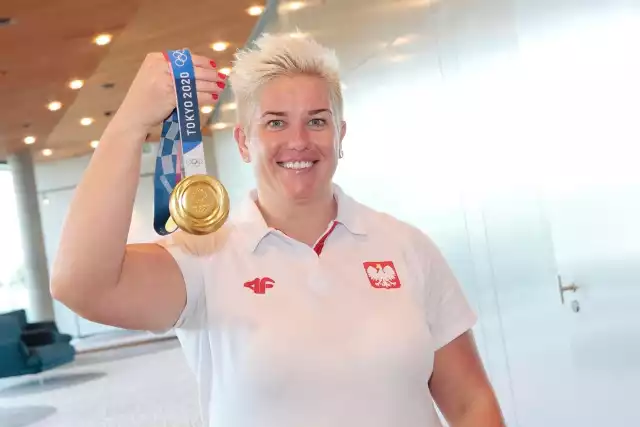 Trzykrotna mistrzyni olimpijska, czterokrotna mistrzyni świata i wielokrotna rekordzistka świata Anita Włodarczyk. Sowimi sukcesami i wytrwałością inspiruje wielu sportowców. Najczęściej możemy oglądać ją podczas zawodów - pełną skupienia w czasie oddawania rzutów i radości po wygranych zawodach. Uśmiech, radość i pozytywna energia towarzyszą Anicie na co dzień. Jedna z najlepszych polskich sportsmenek w historii lubi dzielić się zdjęciami na swoim Instagramie, który obserwuje 50 tysięcy osób. Przejdź do galerii ▶▶