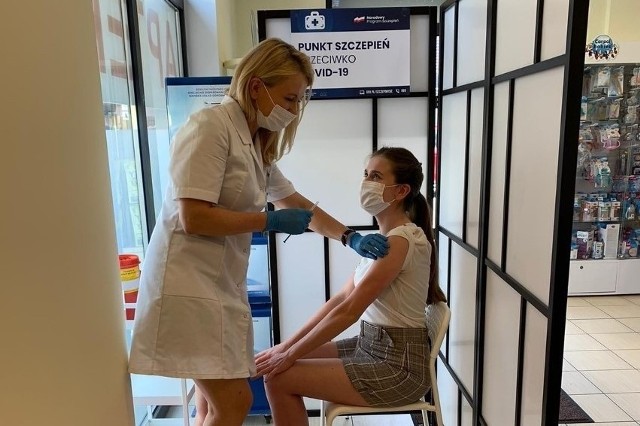 Apteka Miraculum w Auchan w Kobylnicy już od dawna szczepi przeciw COVID-19 i jest gotowa na szczepienia przeciw grypie.