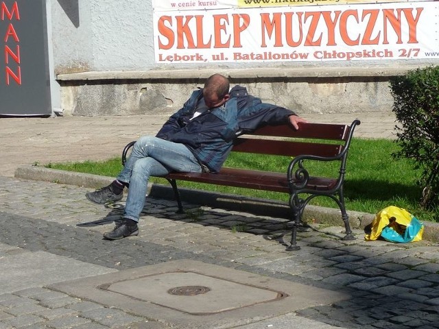 Bezdomnych można spotkać przy ulicy Staromiejskiej. Policja prosi, by o każdej takiej osobie informować policję lub straż miejską.