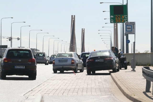 Do wypadku doszło przy wjeździe z ul. Osobowickiej na most Milenijny na jezdni w kierunku centrum