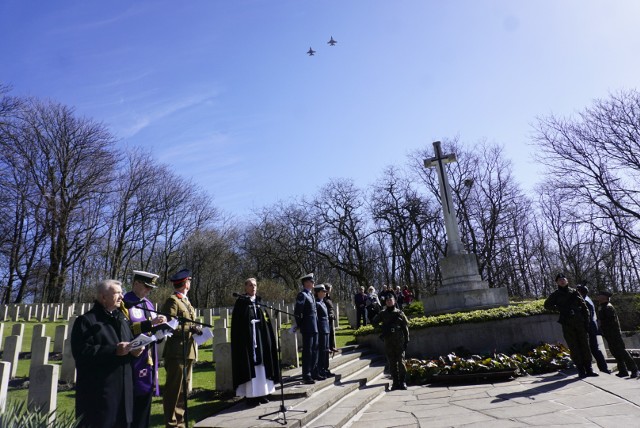 Będziemy o nich pamiętać - tak po polsku i po angielsku powtarzali modlitwy uczestnicy uroczystości na poznańskiej Cytadeli - upamiętnienia 75. rocznicy Wielkiej Ucieczki, oficerów jeńców ze Stalagu w Żaganiu.Przejdź do kolejnego zdjęcia --->