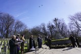 Poznań: Obchody 75. rocznicy Wielkiej Ucieczki ze Stalagu w Żaganiu. Myśliwce F-16 salutowały bohaterom na Cytadeli [ZDJĘCIA]
