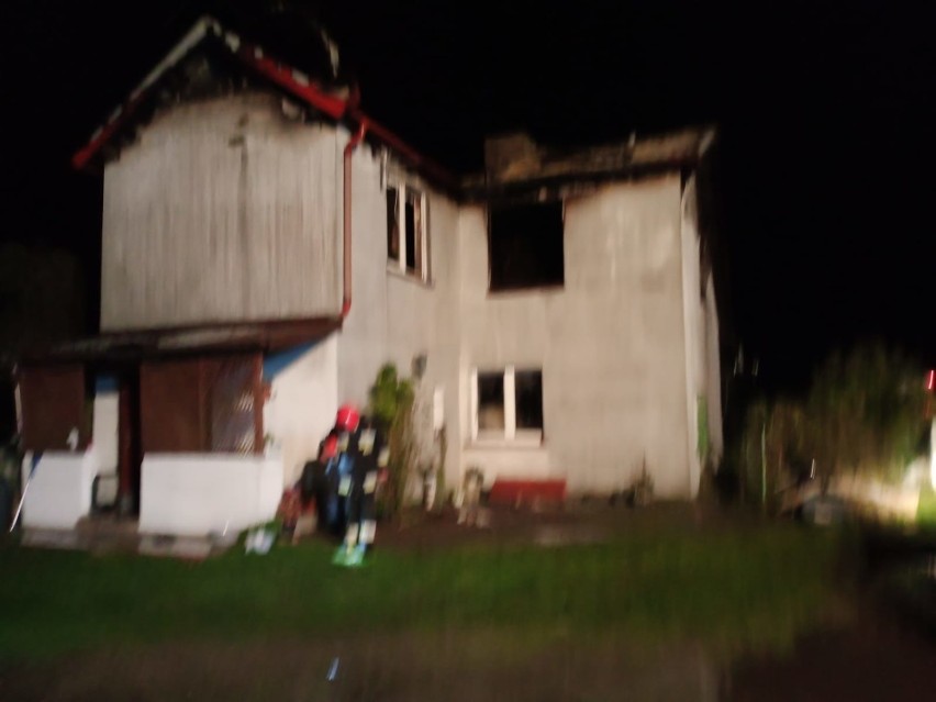 Pożar w Szydlicach pod Miastkiem. 20.10.2020 r. Dwuosobowa rodzina straciła dom. Starty oszacowano na ok 300 tys. zł