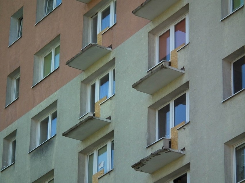 Poznań: Blok na os. Zwycięstwa bez balkonów na całe lato