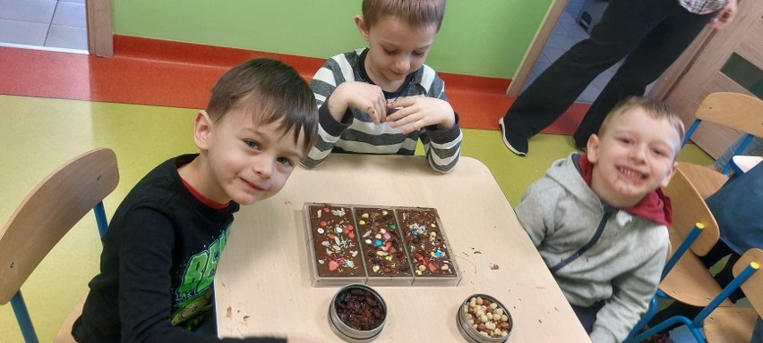 Dzieci z przedszkola w Smykowie bawiły się i uczyły podczas bardzo słodkich warsztatów. Zobacz zdjęcia