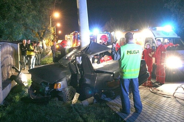 Tak czasami kończy się jazda samochodem, kiedy przekracza się dozwoloną prędkość. Na zdjęciu śmiertelny wypadek w Tarnobrzegu-Wielowsi.