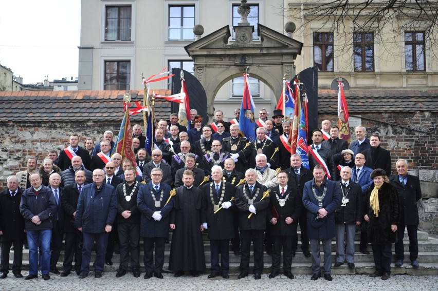 Kraków - imieniny Józefa, czyli święto miasta - kwiaty, medale, flagi