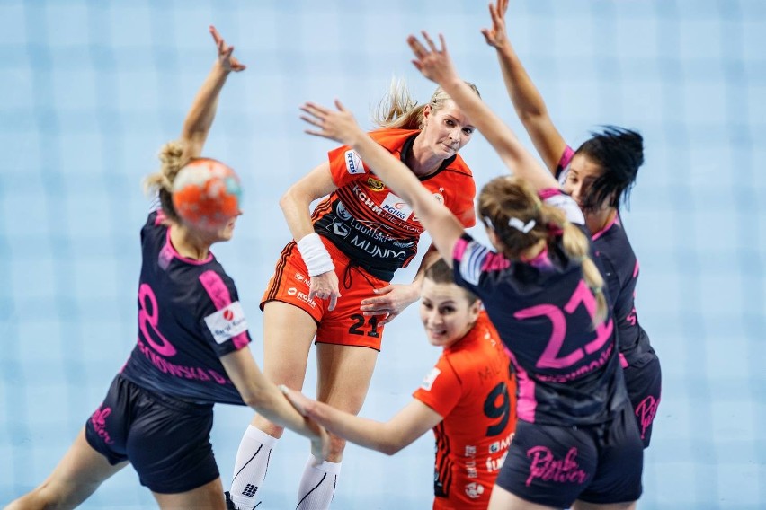 Wyraźna porażka piłkarek ręcznych Korony Handball Kielce w Lubinie w ostatnim tegorocznym meczu ligowym. Kontuzja sędziego [ZDJĘCIA]