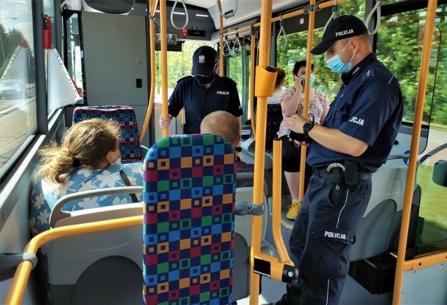 Bytowscy mundurowi kontrolują autobusy komunikacji miejskiej i przypominają, że cały czas jest obowiązek zakrywania ust i nosa w środkach komunikacji publicznej.