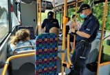 Bytowscy policjanci kontrolują autobusy komunikacji miejskiej. Chodzi o maseczki 
