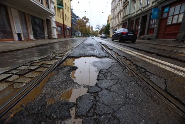 Aktualne zdjęcia ulicy Szczytnickiej mówią same za siebie. To jedna z najgorzej utrzymanych nawierzchni drogowych we Wrocławiu, w samym sercu miasta.