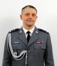 Jego kolega z Suwałk, mł. insp. Adam Miezianko zarobił w...