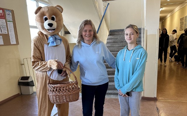 Cudzynek – maskotka szkoły w Cudzynowicach - założył z okazji Międzynarodowego Dnia Praw Dziecka niebieską muchę
