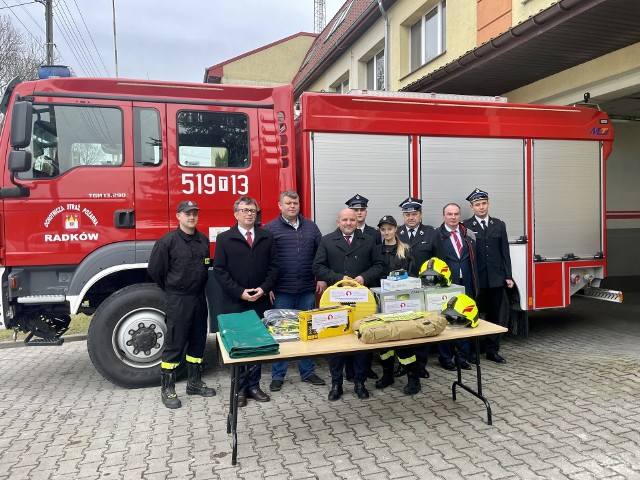 Ochotnicza Straż Pożarna w Radkowie otrzymała nowy sprzęt pożarniczy i odzież ochronną, w tym między innymi: ubrania specjalne, pętlę i flarę ratowniczą oraz piłę szablistą.