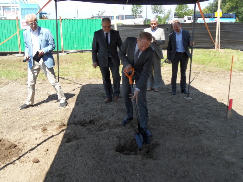 Pierwszy dzień budowy hali sportowej w Tarnowskich Górach....