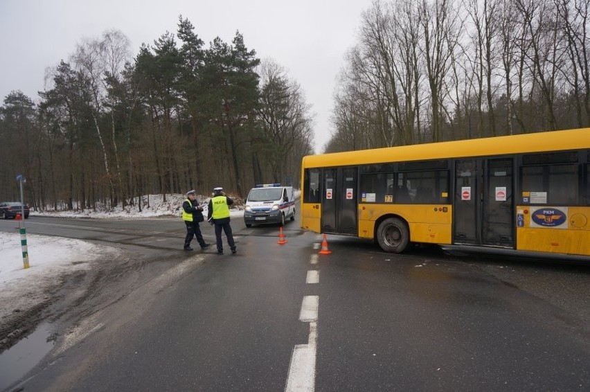 Wypadek autobusu w Gliwicach. 7 osób rannych. Kierowca TiRa...