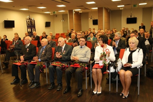 Nagrody odebrali (od lewej): Jan Truszkowski, Tadeusz Kiersnowski, Tadeusz Borowski-Beszta, Krzysztof Dziemianowicz (był w zastępstwie ojca Edwarda) oraz nauczycielki z SP nr 5 w Łomży