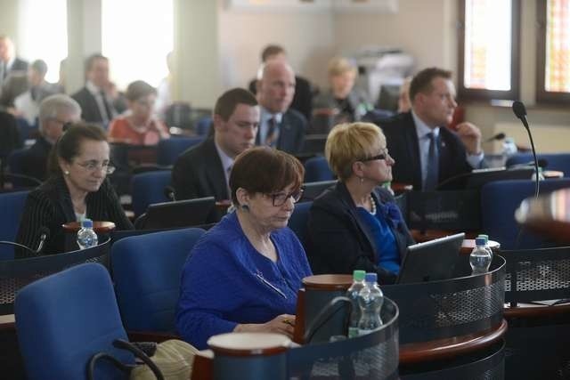 Krystyna Dowgiałło (w środku)| i toruńscy radni postulują do Sejmu o nowe zasady przyznawania mieszkań komunalnych 