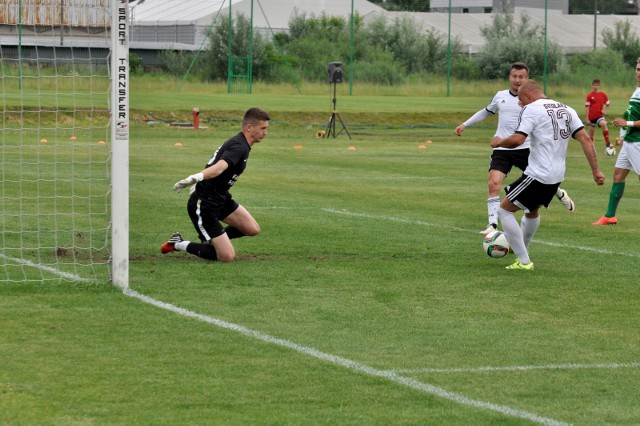 Fragment meczu barażowego Garbarnia - Warta Poznań (3:2) , rozegranego w 2016 roku: Marcin Siedlarz strzela bramkę