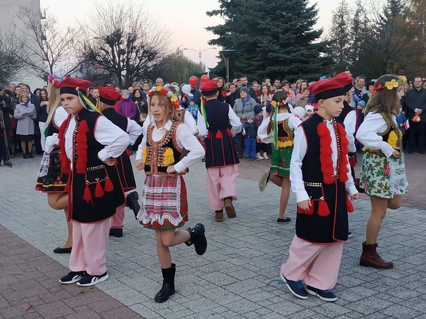 Narodowe Święto Niepodległości w Połańcu. Rodzinne świętowanie, sto par tańczących poloneza i krakowiak [ZDJĘCIA, WIDEO]