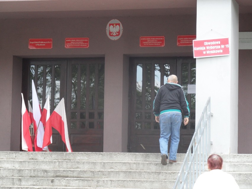 W Myszkowie wyborcy głosują w kilkudziesięciu  obwodach...