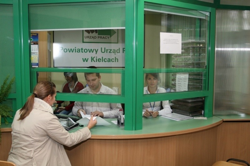 Przychodzący do Powiatowego Urzędu Pracy w Kielcach,...