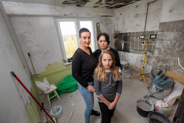 Bydgoska policjantka Katarzyna Węglarz (z lewej) wraz z 9-letnia córką Mają okazały dużo serca rodzinie pani Agnieszki, której mieszkanie zniszczył pożar.