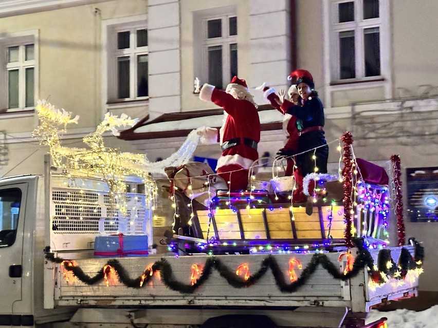 II Gminna Parada Mikołajkowa w Baranowie Sandomierskim. Święty Mikołaj spotkał się z dziećmi, na Rynku rozbłysła choinka. Zobacz zdjęcia 