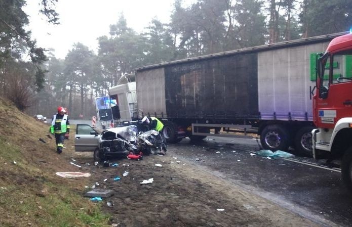 Wypadek w Kicku. Ciężarówka zderzyła się z audi